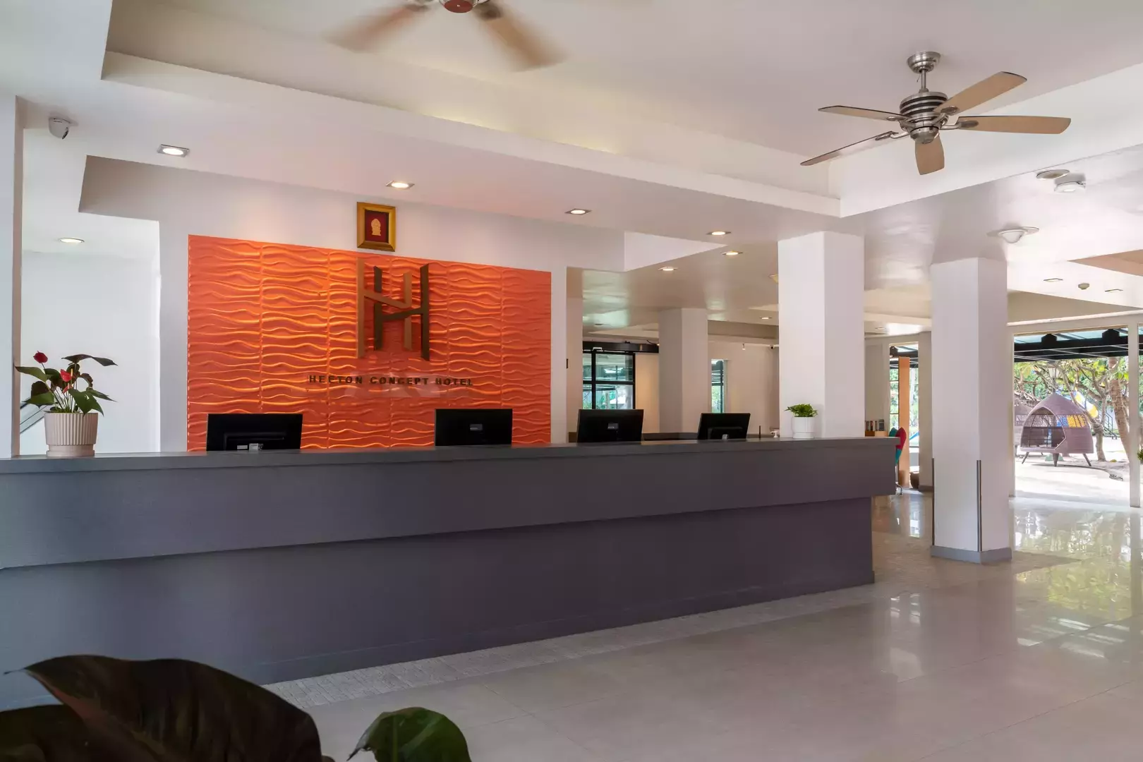Lobby & Lounge